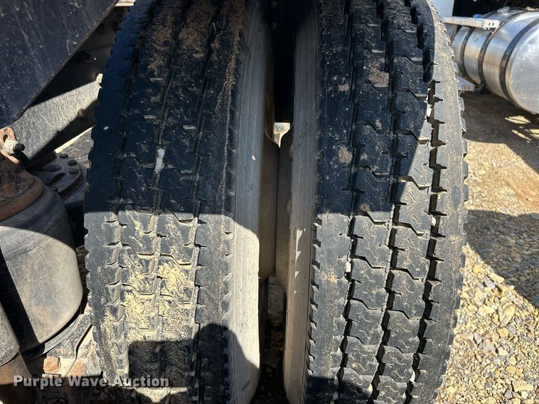 image for item EJ8566 2013 Mack CHU613 semi truck