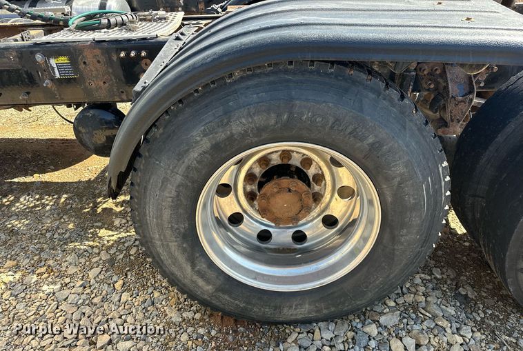 image for item EJ8566 2013 Mack CHU613 semi truck