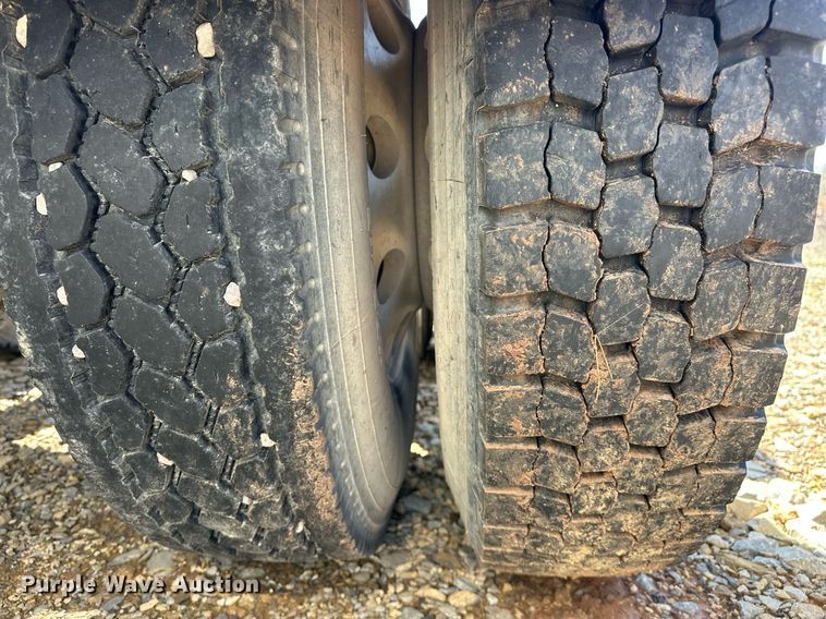 image for item EJ8566 2013 Mack CHU613 semi truck