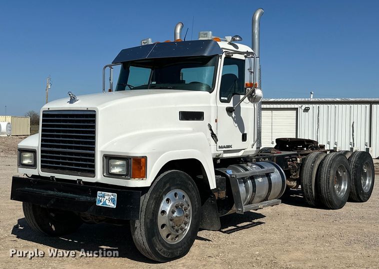 image for item EJ8567 2012 Mack CHU613 semi truck