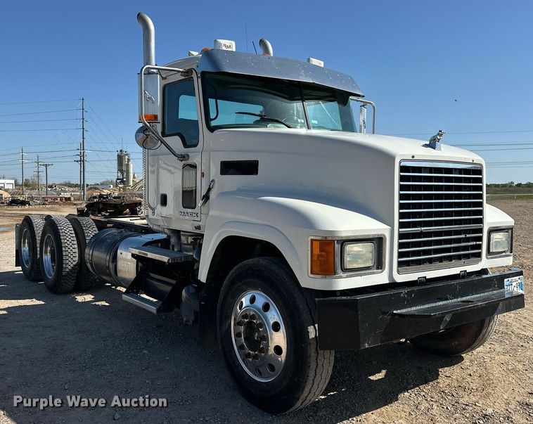 image for item EJ8567 2012 Mack CHU613 semi truck