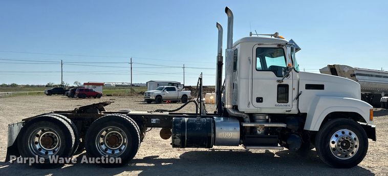 image for item EJ8567 2012 Mack CHU613 semi truck