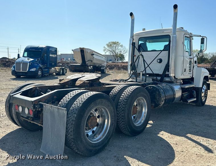 image for item EJ8567 2012 Mack CHU613 semi truck