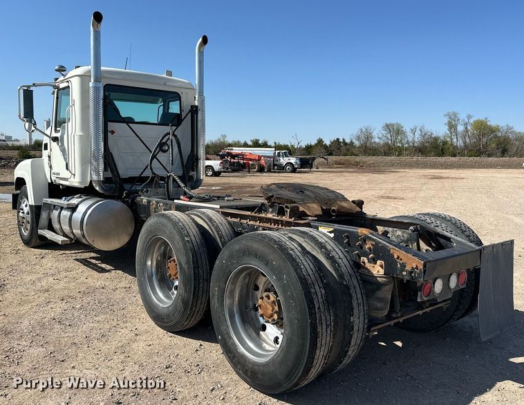 image for item EJ8567 2012 Mack CHU613 semi truck