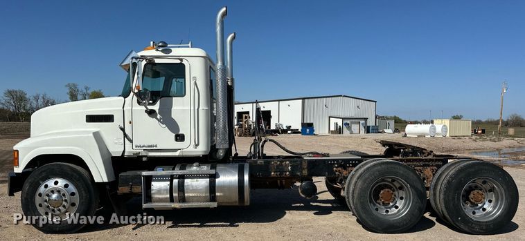 image for item EJ8567 2012 Mack CHU613 semi truck