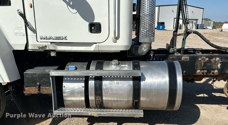 image for item EJ8567 2012 Mack CHU613 semi truck