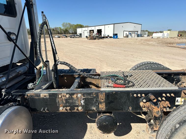 image for item EJ8567 2012 Mack CHU613 semi truck