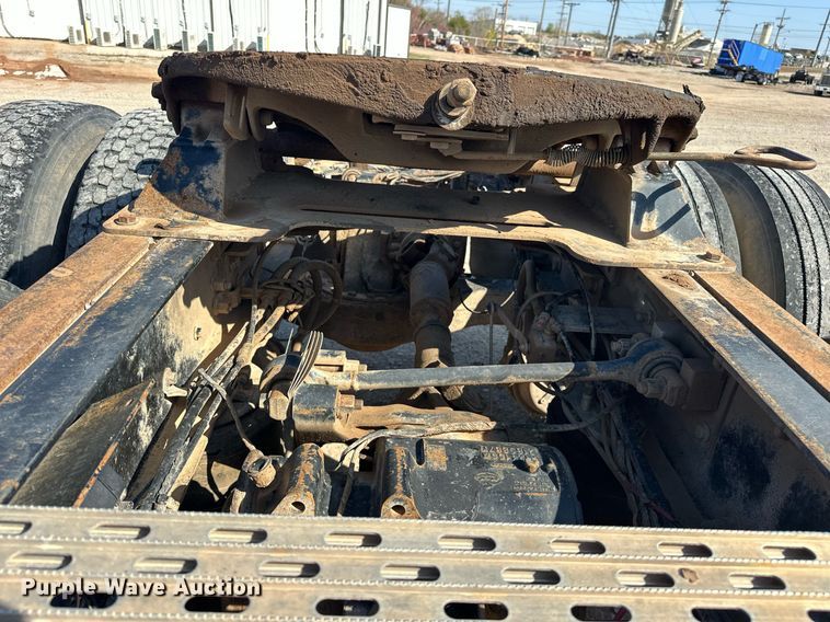 image for item EJ8567 2012 Mack CHU613 semi truck