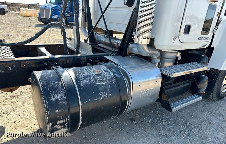 image for item EJ8567 2012 Mack CHU613 semi truck