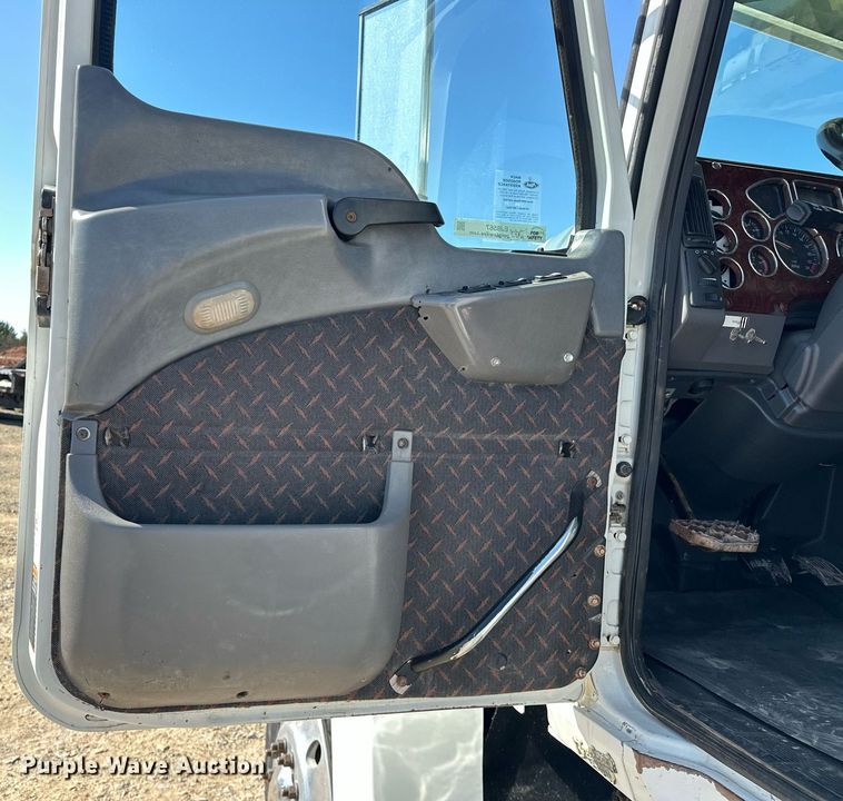 image for item EJ8567 2012 Mack CHU613 semi truck