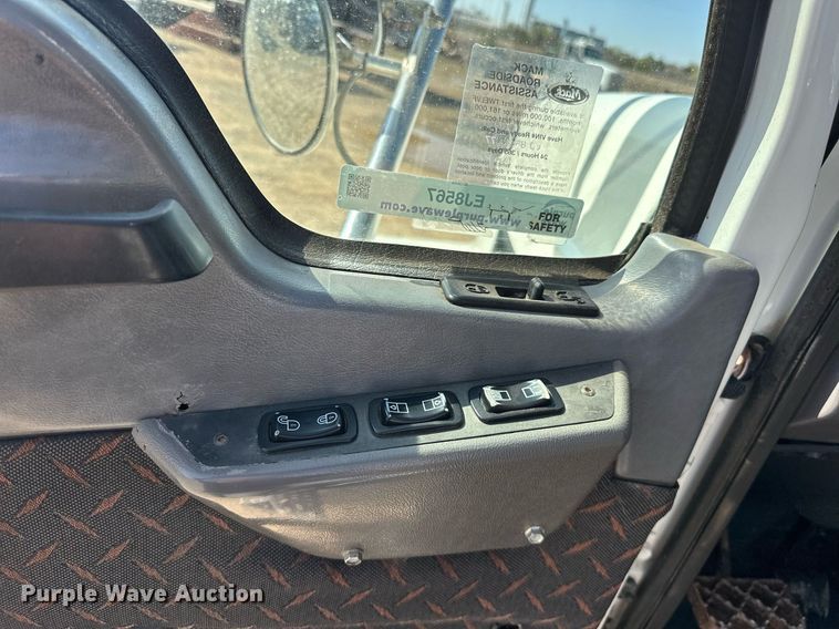 image for item EJ8567 2012 Mack CHU613 semi truck