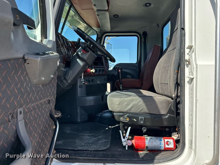 image for item EJ8567 2012 Mack CHU613 semi truck