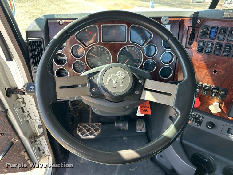 image for item EJ8567 2012 Mack CHU613 semi truck