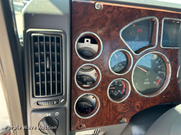 image for item EJ8567 2012 Mack CHU613 semi truck