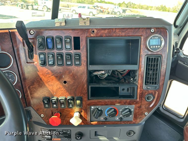 image for item EJ8567 2012 Mack CHU613 semi truck