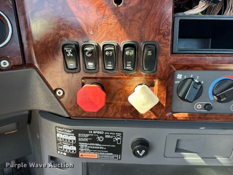 image for item EJ8567 2012 Mack CHU613 semi truck