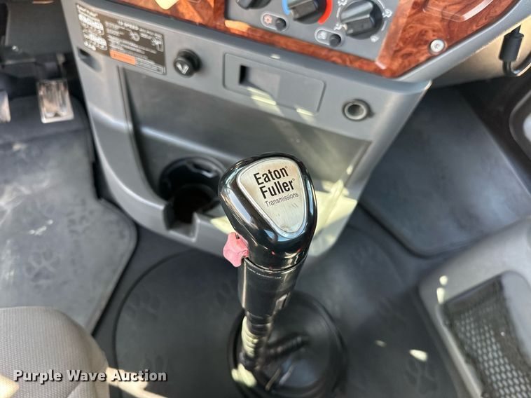 image for item EJ8567 2012 Mack CHU613 semi truck