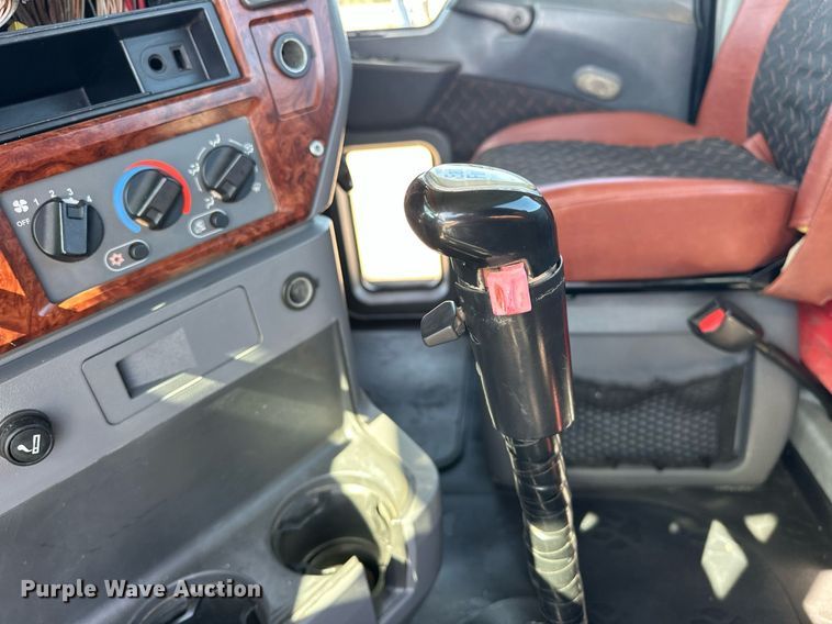 image for item EJ8567 2012 Mack CHU613 semi truck