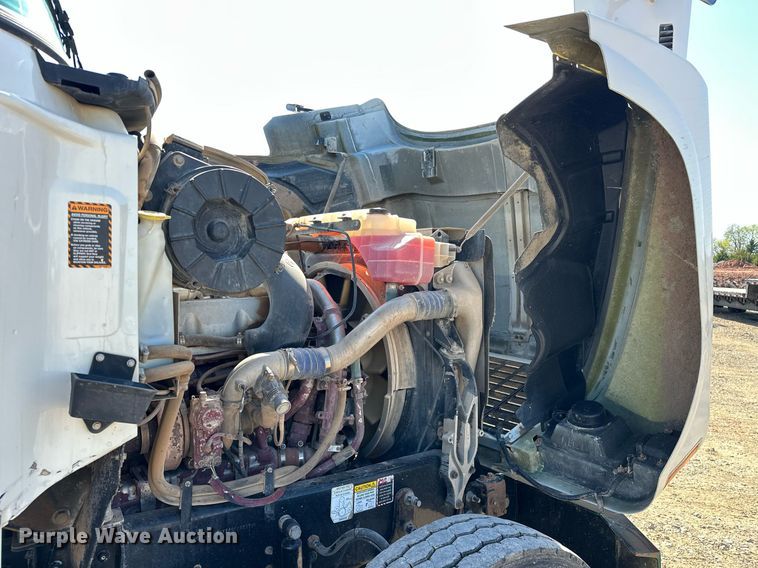 image for item EJ8567 2012 Mack CHU613 semi truck