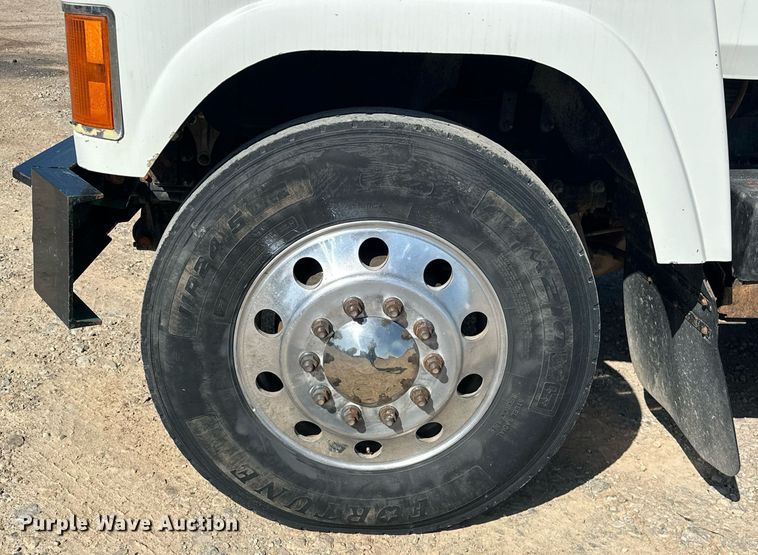 image for item EJ8567 2012 Mack CHU613 semi truck