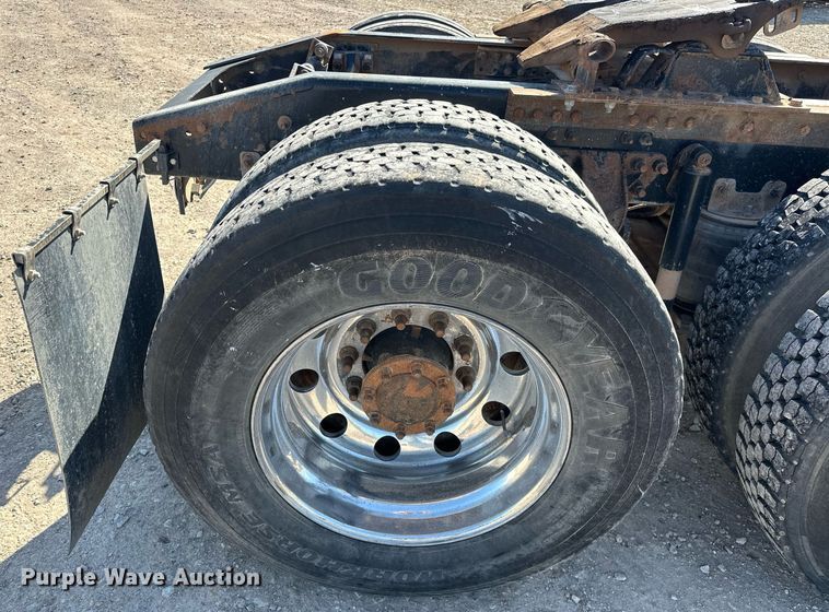 image for item EJ8567 2012 Mack CHU613 semi truck