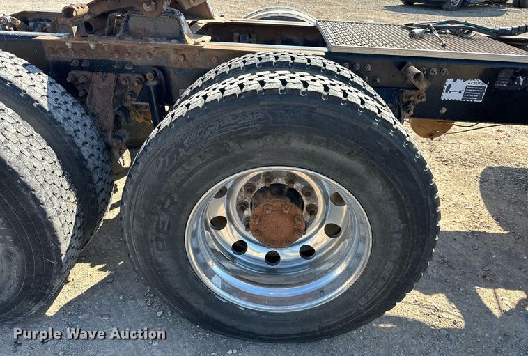 image for item EJ8567 2012 Mack CHU613 semi truck