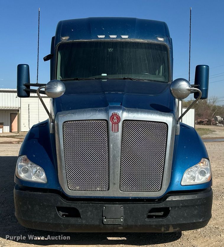 image for item EJ8569 2020 Kenworth T680 semi truck