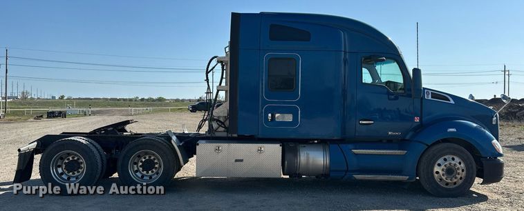image for item EJ8569 2020 Kenworth T680 semi truck