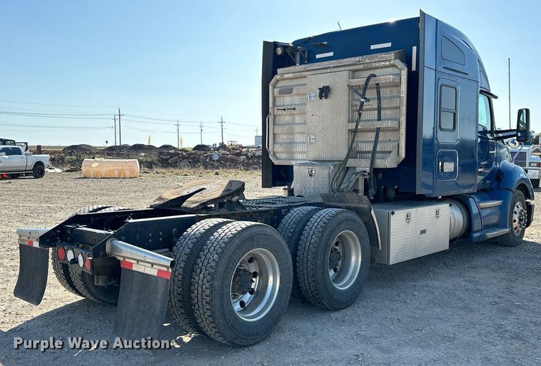 image for item EJ8569 2020 Kenworth T680 semi truck