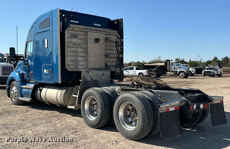 image for item EJ8569 2020 Kenworth T680 semi truck