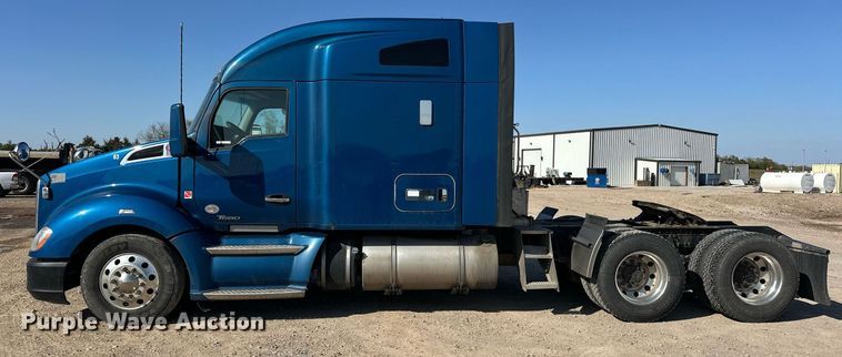 image for item EJ8569 2020 Kenworth T680 semi truck