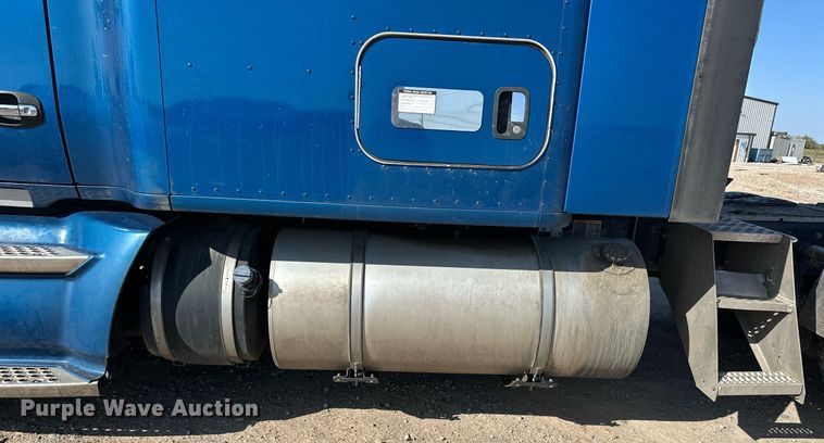 image for item EJ8569 2020 Kenworth T680 semi truck