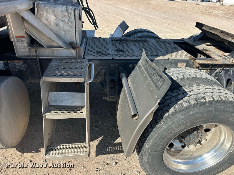 image for item EJ8569 2020 Kenworth T680 semi truck