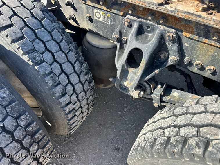 image for item EJ8569 2020 Kenworth T680 semi truck