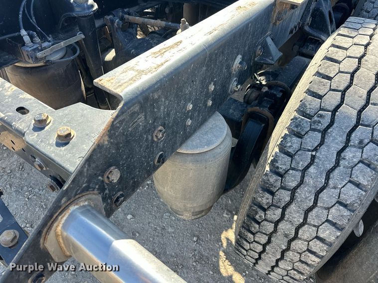 image for item EJ8569 2020 Kenworth T680 semi truck