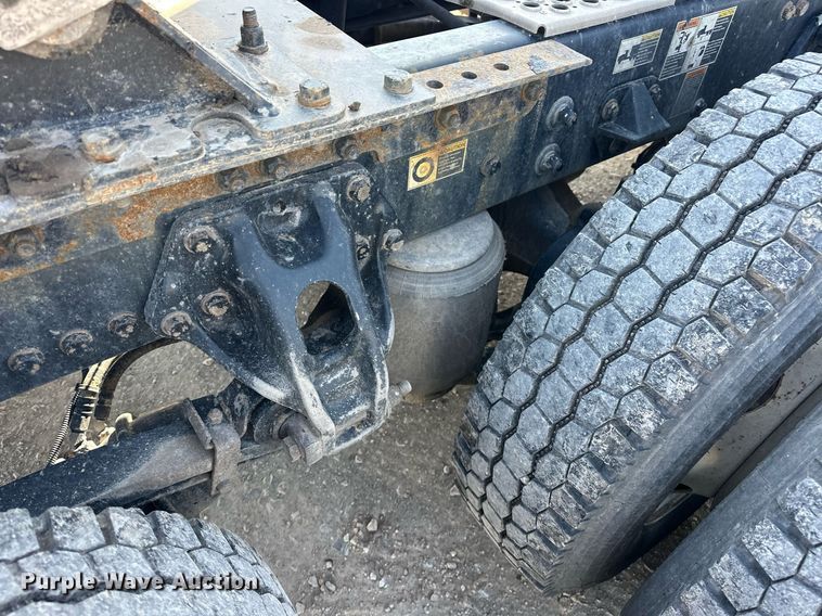 image for item EJ8569 2020 Kenworth T680 semi truck