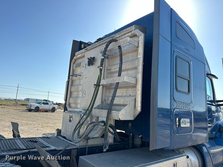 image for item EJ8569 2020 Kenworth T680 semi truck