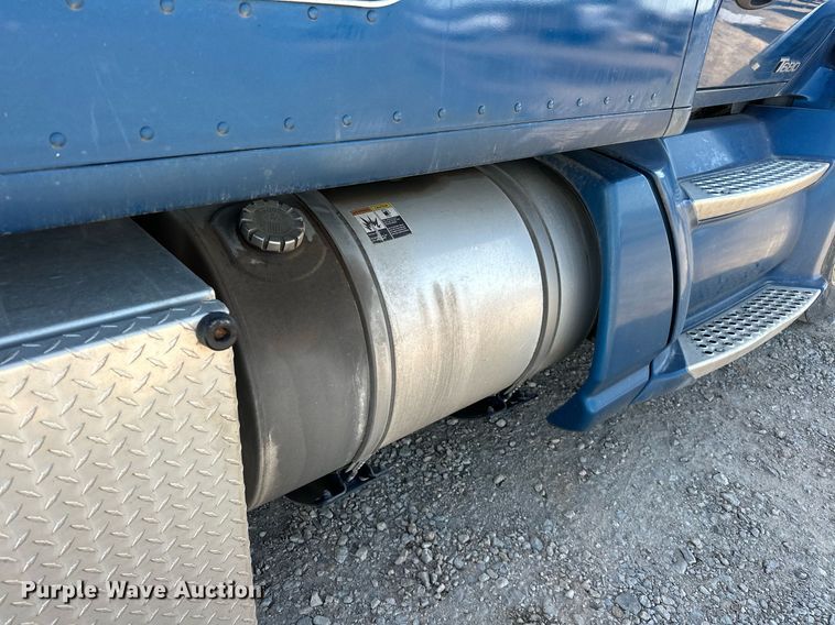 image for item EJ8569 2020 Kenworth T680 semi truck