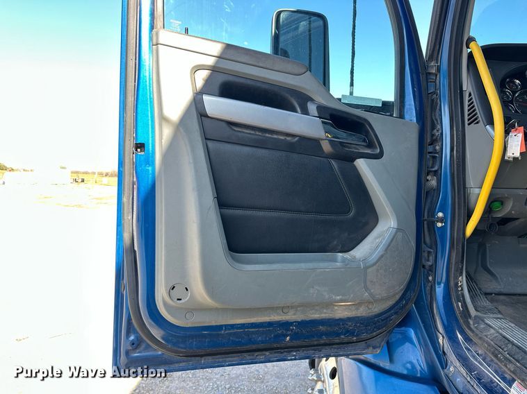 image for item EJ8569 2020 Kenworth T680 semi truck