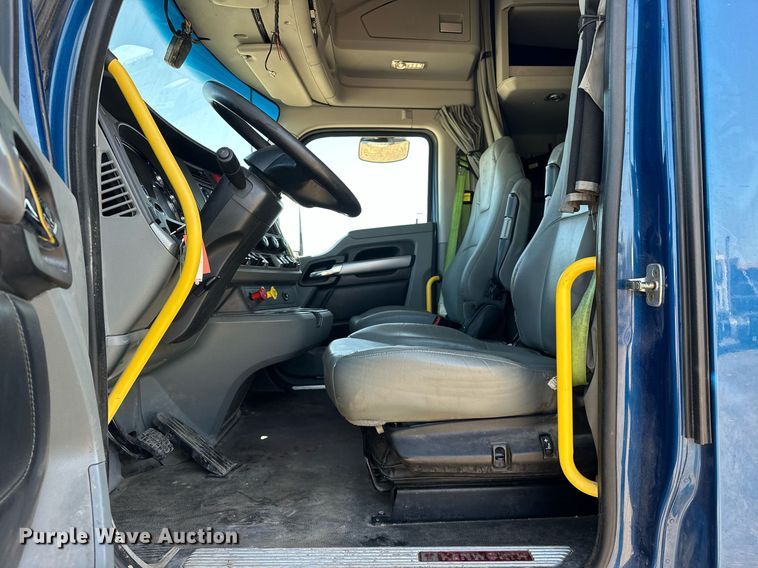 image for item EJ8569 2020 Kenworth T680 semi truck