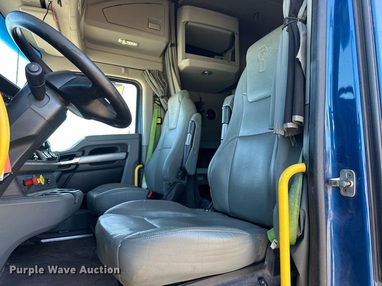 image for item EJ8569 2020 Kenworth T680 semi truck