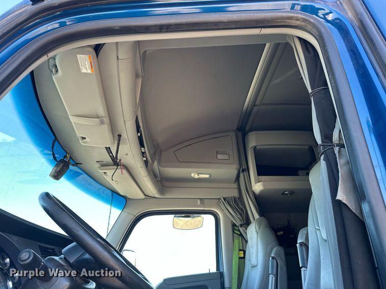 image for item EJ8569 2020 Kenworth T680 semi truck