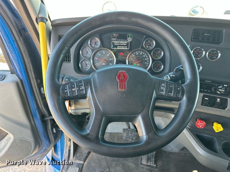 image for item EJ8569 2020 Kenworth T680 semi truck