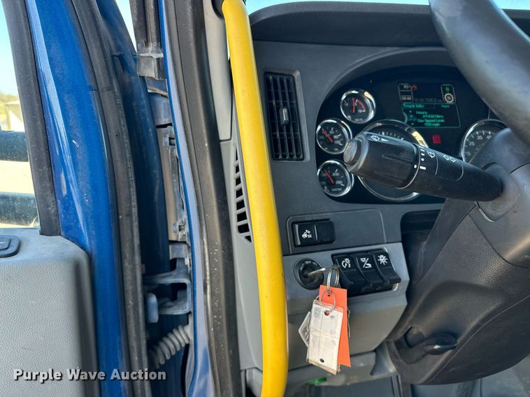 image for item EJ8569 2020 Kenworth T680 semi truck