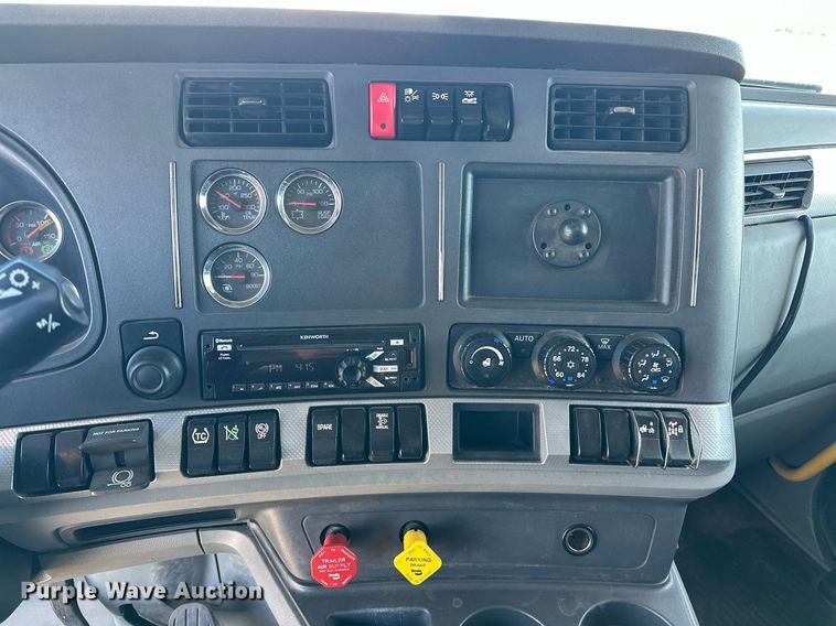 image for item EJ8569 2020 Kenworth T680 semi truck