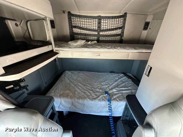 image for item EJ8569 2020 Kenworth T680 semi truck