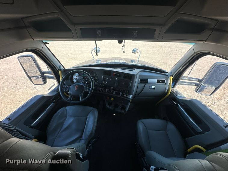 image for item EJ8569 2020 Kenworth T680 semi truck