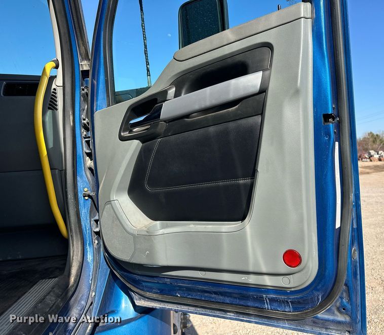 image for item EJ8569 2020 Kenworth T680 semi truck