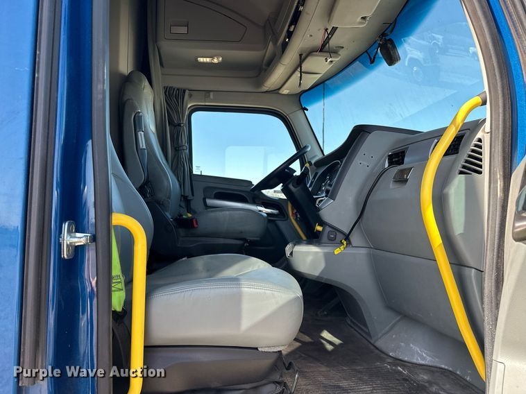 image for item EJ8569 2020 Kenworth T680 semi truck
