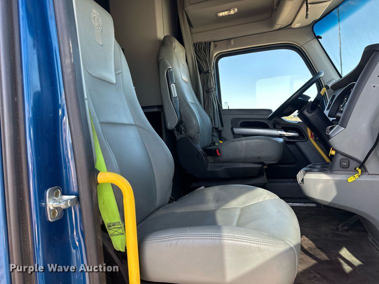 image for item EJ8569 2020 Kenworth T680 semi truck